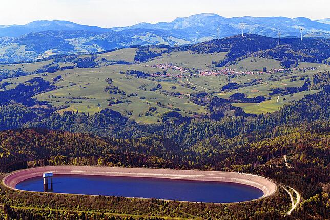 Verschiedene Energieformen: Im Vordergrund das Speicherbecken des Schluchseewerks am Hornberg, im Hintergrund die Windkraftanlagen bei ...