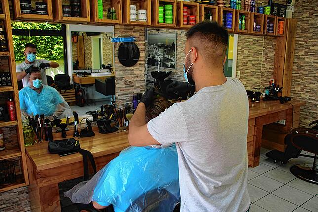 Gökhan Altintermin und sein Kunde Alex Urban: Mund-Nasen-Schutz, Einwegschürze, Handschuhe.
