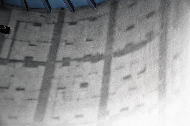 An den Wänden der Kirche sind die dunklen Verfärbungen zu erkennen.