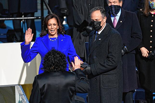 Kamala Harris wird von der Richterin am Obersten Gerichtshof Sonia Sotomayor als Vizepräsidentin vereidigt, während ihr Ehemann Doug ...