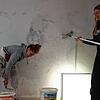Elinor Bender (links) und Marie Puls vom Kulturschutzgebiet legen Hand an, damit für die Ausstellung am Samstag alles bereit ist.