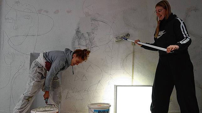 Elinor Bender (links) und Marie Puls vom Kulturschutzgebiet legen Hand an, damit für die Ausstellung am Samstag alles bereit ist.