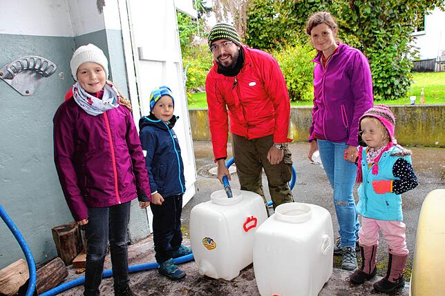 Die Familie Storek nimmt rund 130¦Liter Saft mit nach Hause: Lea, Levi, Bernd Storek, Lisi und Eleni Storek (von links).