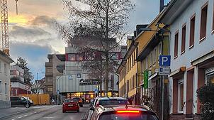 Parkplätze entlang der Bahnhofstraße: Hier soll ab Mai die neue Parzeitenregelung von 60 Minuten gelten. Bislang sind dort zwei Stunden ...