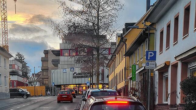 Parkplätze entlang der Bahnhofstraße: Hier soll ab Mai die neue Parzeitenregelung von 60 Minuten gelten. Bislang sind dort zwei Stunden ...