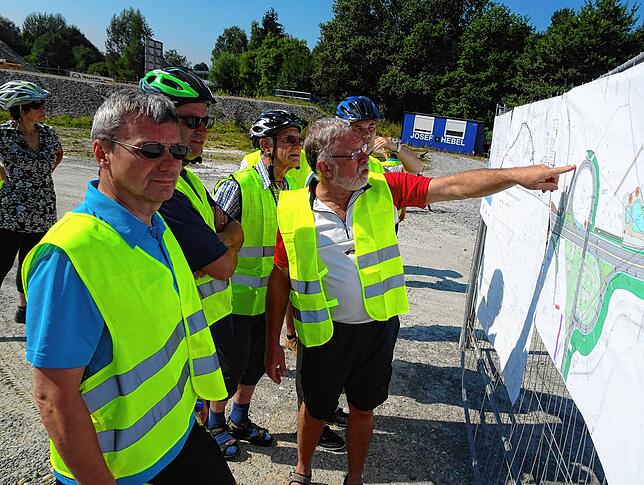 September 2016: Heinz Ewald (Bildmitte) und andere Teilnehmer der OB-Radtour interessieren sich für die Pläne der B31 Neu bei Heiseloch.