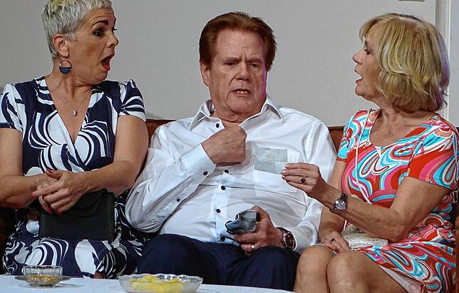 Hahn im Korb ist Hans-Jörg Hersberger in der neuen Dialektkomödie im Häbse-Theater Basel.