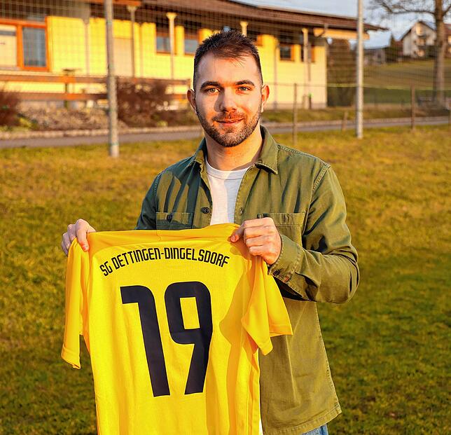 Yannick Stadelhofer präsentiert stolz sein Trikot vom Landesligisten SG Dettingen-Dingelsdorf mit der Nummer 19.