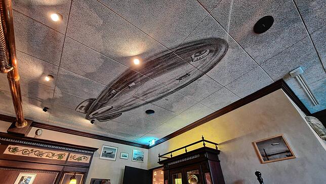 Die Schallschutzplatten an der Decke der Zeppelinstube werden wegen ihrer groben Struktur auch Sauerkrautplatten genannt.
