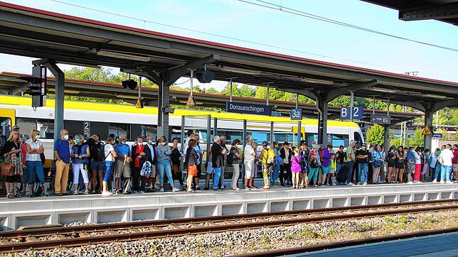 Viele Menschen nutzen das Neun-Euro-Ticket nochmal aus. So viel ist am Bahnhof in Donaueschingen in normalen Zeiten selten los.