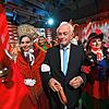 Wolfgang Kubicki wird statt von Laufnarren von zwei Frauen in den Saal geführt.