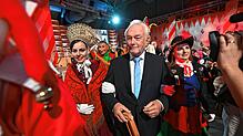Wolfgang Kubicki wird statt von Laufnarren von zwei Frauen in den Saal geführt.