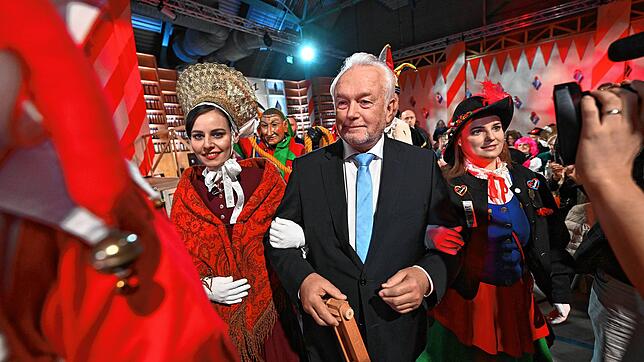 Wolfgang Kubicki wird statt von Laufnarren von zwei Frauen in den Saal geführt.