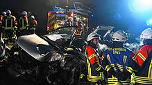 Tödlicher Unfall auf der Bundesstraße 314 bei Hilzingen: Das Auto wurde bei dem Frontalzusammenstoß komplett demoliert.