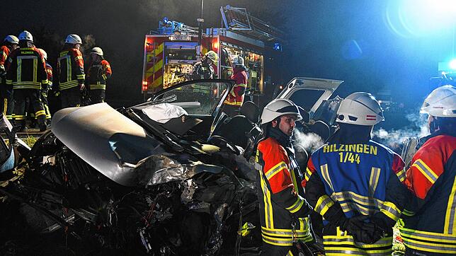 Tödlicher Unfall auf der Bundesstraße 314 bei Hilzingen: Das Auto wurde bei dem Frontalzusammenstoß komplett demoliert.
