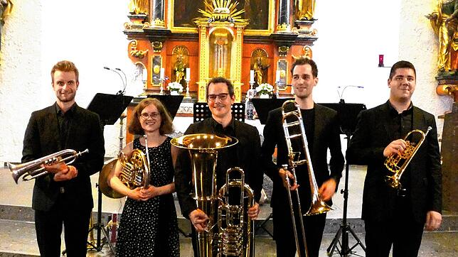 Das Urban-Brass-Quintett in der Kirche St. Benedikt (von links): Daniel Albrecht, Miriam Zimmermann, Andrin Lüchinger, Julian Huß und ...