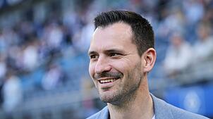Sport-Geschäftsführer Mario Eggimann freut sich über den dritten KSC-Zugang Niclas Dühring.