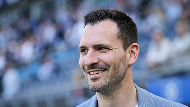 Sport-Geschäftsführer Mario Eggimann freut sich über den dritten KSC-Zugang Niclas Dühring.