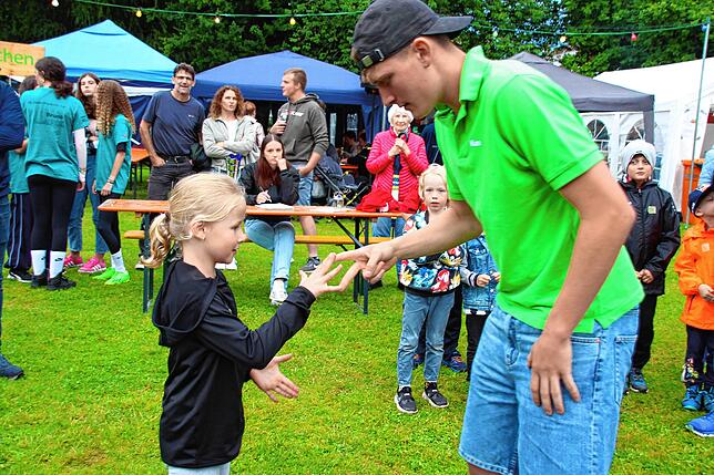 Bild 16: Besucher feiern trotz Regen auf 34. Walder Dorffest