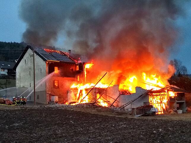 Die Feuerwehr beim Löschen des Großbrandes am 2. März dieses Jahres in Schwaningen.