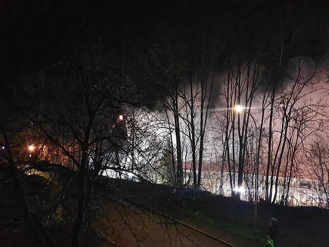 In der Nacht auf Samstag dauert der Einsatz in Wehr an. Mit schweren Gerät werden Glutnester aufgedeckt. Immer wieder lodern Flammen auf.