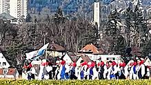 Umweltschonend zur Fasnet: Villinger Glonkis machen sich Anfang Januar, als gerade kein Schnee lag, auf zum Marsch über das Laible nach ...