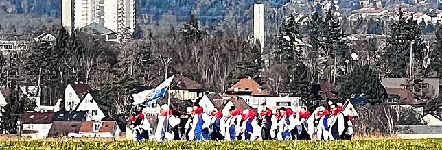 Umweltschonend zur Fasnet: Villinger Glonkis machen sich Anfang Januar, als gerade kein Schnee lag, auf zum Marsch über das Laible nach ...