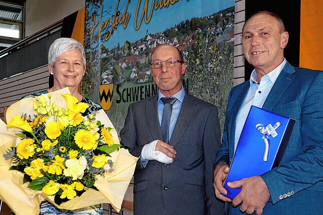 Bürgermeisterstellvertreter Vinzenz Greber und Bürgermeisterin Roswitha Beck blicken gemeinsam mit dem Gemeinderat auf acht erfolgreiche ...