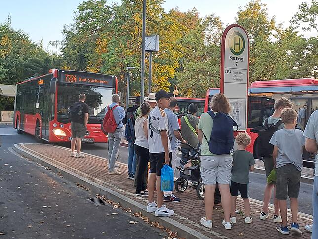 Am Busbahnhof in Waldshut trifft der reguläre Bus nach Bad Säckingen ein.
