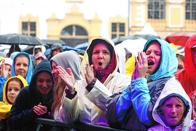 Bild 25: Regenfeste Wincent-Weiss-Fans in Salem