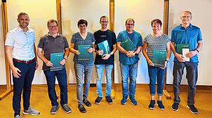 Bürgermeister Mike Biehler (links) ehrt die engagiertesten Teilnehmer der Aktion Stadtradeln aus Görwihl. Insgesamt kommen 31.665 ...