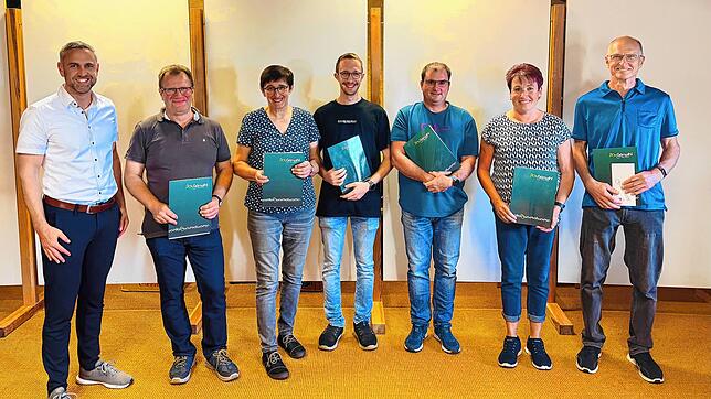 Bürgermeister Mike Biehler (links) ehrt die engagiertesten Teilnehmer der Aktion Stadtradeln aus Görwihl. Insgesamt kommen 31.665 ...