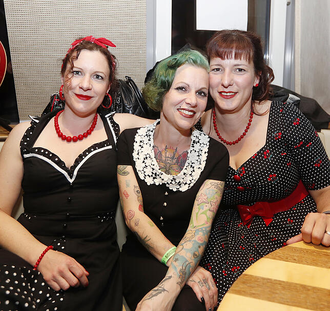 Tanzen strengt an: kurze Verschnaufpause für dieses Trio in der City-Pizzeria.