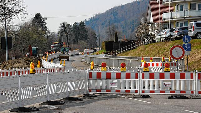 Die Bauarbeiten an der B34 dauern weiter an. Im Bild zu sehen ist das östliche Ende der Baustelle am Bahnhof in Ludwigshafen.