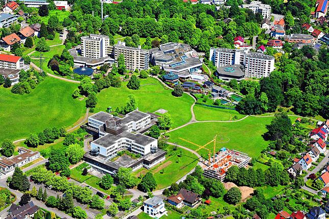 Blick aus der Vogelperspektive auf den Bad Säckinger Gesundheitscampus (Mitte untere Bildhälfte). Luftaufnahme aus dem Mai 2020.