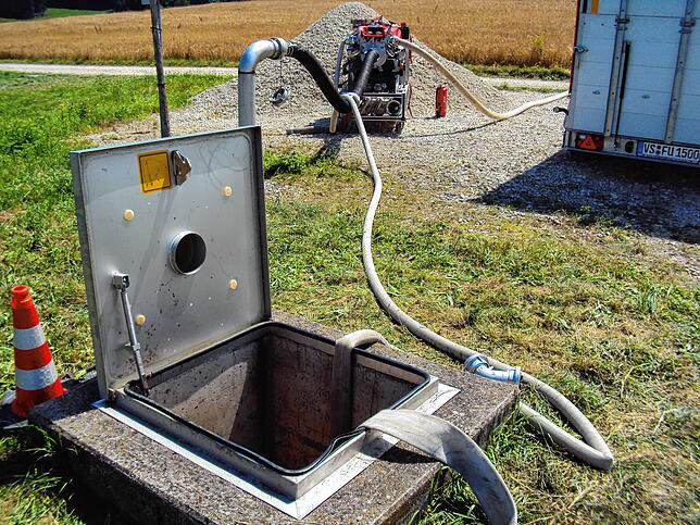 Dieser einige hundert Meter vom Brandgebäude entfernte Tiefbrunnen fasst 100 Kubikmeter Löschwasser. Um genügend Wasserspeicher zu ...