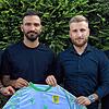 Willkommen an der Steinenstraße: Julian Jäger, Justin Petretta (von links) vom SV Herten begrüßen mit Michael Quaß (rechts) den neuen ...