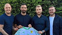 Willkommen an der Steinenstraße: Julian Jäger, Justin Petretta (von links) vom SV Herten begrüßen mit Michael Quaß (rechts) den neuen ...