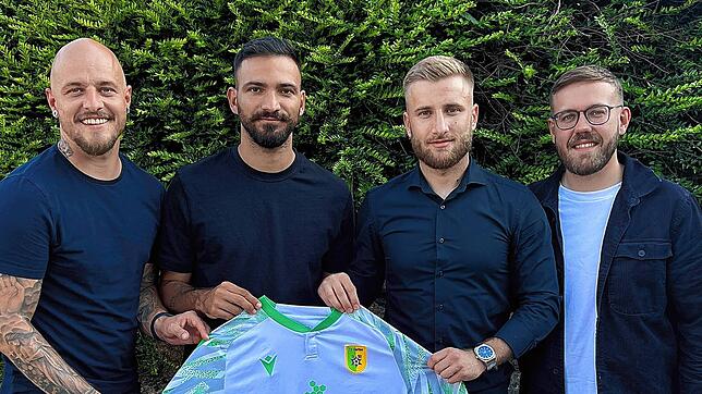 Willkommen an der Steinenstraße: Julian Jäger, Justin Petretta (von links) vom SV Herten begrüßen mit Michael Quaß (rechts) den neuen ...