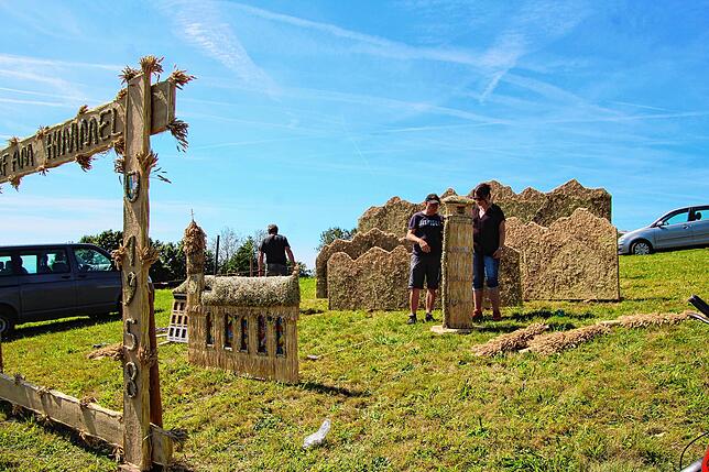 Bild 2: Aufbauarbeiten zum 11. Höchenschwander Strohskulpturen-Wettbewerb mit Bauernmarkt in Höchenschwand