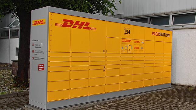 Diese DHL-Packstation in der Gottlieb-Daimler-Straße in Singen wird mit der Kraft der Sonne betrieben.