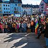 Etwa 2300 Menschen versammeln sich nach einem Zug durch die Häfler Innenstadt vor dem Rathaus, wo mehrere Redner sprechen.