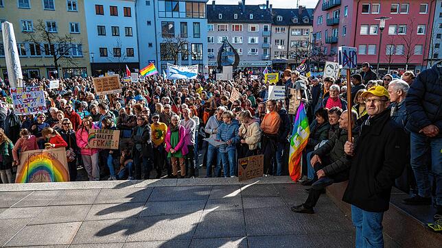 Etwa 2300 Menschen versammeln sich nach einem Zug durch die Häfler Innenstadt vor dem Rathaus, wo mehrere Redner sprechen.