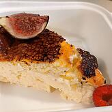 Cheesecake San Sebastian mit Feige, Himbeere und Heidelbeere für 5 Euro.