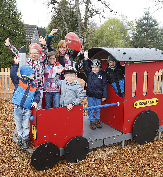 Haben bis zur Abfahrt der Bahn viel Spaß:die Kinder auf dem neuen Spielplatz der zum Saisonstart pünktlich eingeweiht werden kann.