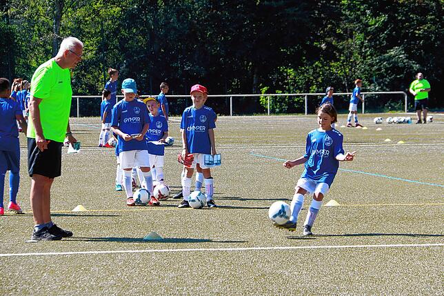Oliver Mick, einer der Akitivposten des FC Unterkirnach (links), engagiert sich als Trainer beim Fußballcamp. Hier wird gemeinsam das ...