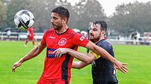 Im Vorrundenduell zwischen dem FC Bad Dürrheim und dem FC Schonach hatten die Spieler auch mit dem starken Regen zu kämpfen. Das Bild ...