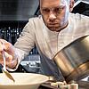Manuel Ulrich ist Chefkoch im Zwei-Sterne-Restaurant Ösch Noir. Für die Silvesterfeier hat er einige Tipps für das Essen parat.
