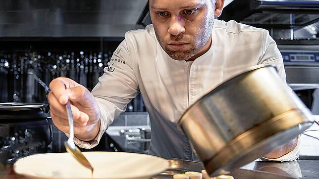 Manuel Ulrich ist Chefkoch im Zwei-Sterne-Restaurant Ösch Noir. Für die Silvesterfeier hat er einige Tipps für das Essen parat.