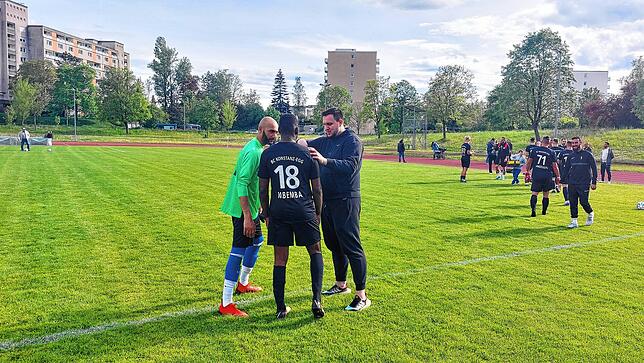 Tipps und Ratschläge für seine Spieler, egal wann: Shkelzen Kelmendi nach dem Spiel.